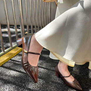老牌子软皮褶皱一字扣女鞋子2024秋季新款725016粗跟中跟尖头单鞋