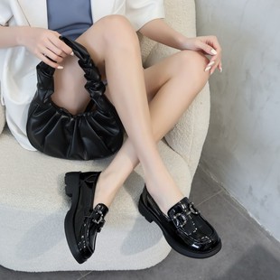 老牌子软漆皮中跟女单鞋2024春新款小皮鞋31318方头钻扣休闲鞋