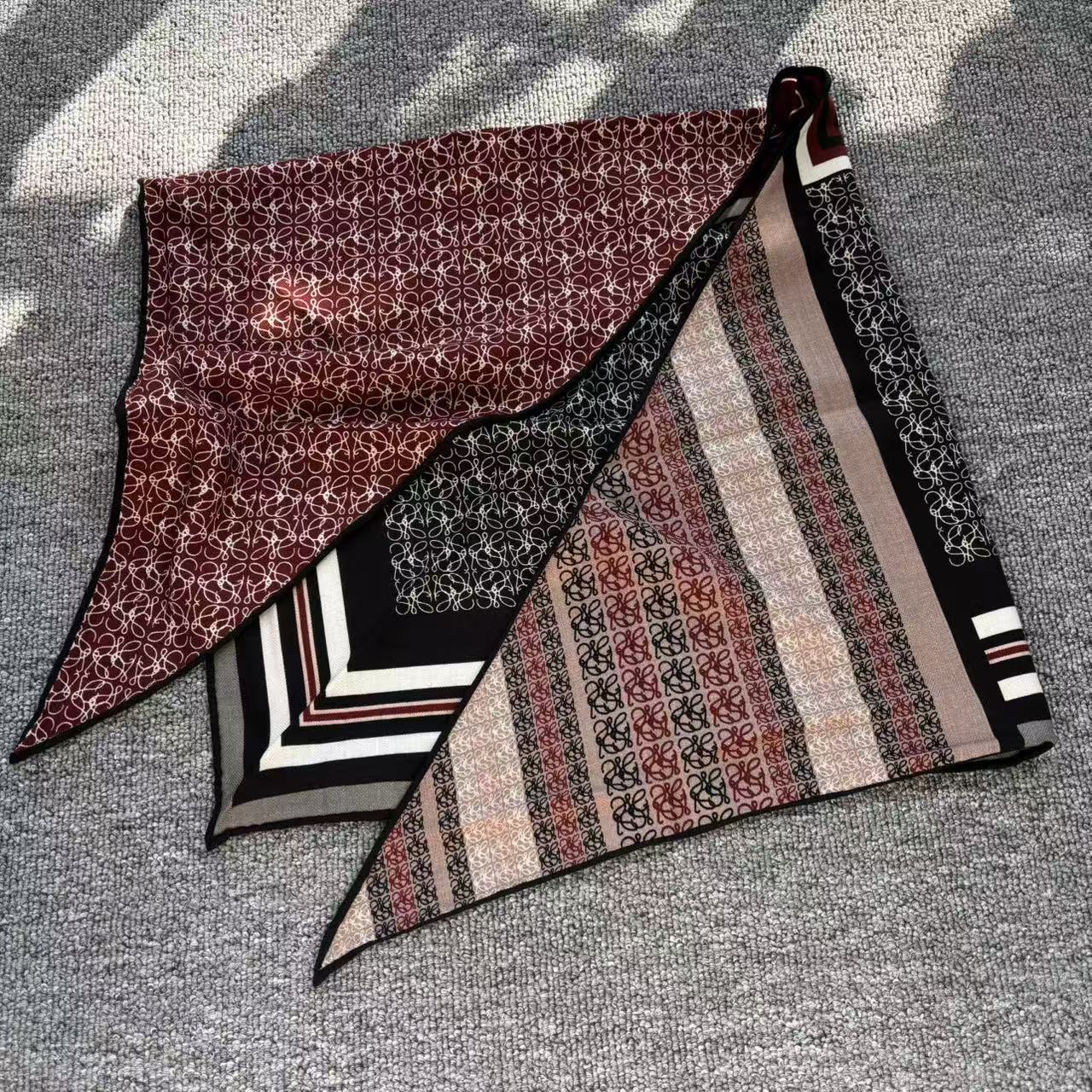 (三角巾系列．罗家字母 ）桑蚕丝羊毛手工卷边外搭装饰女春秋