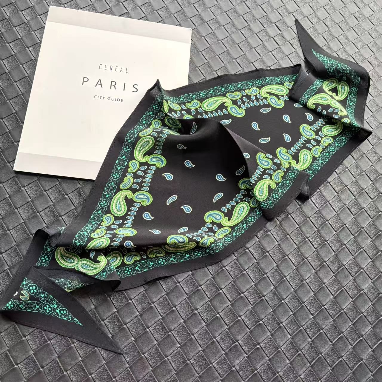 黑底绿腰果春秋小菱形巾桑蚕丝双绉真丝舒适透气亲肤装饰围巾女