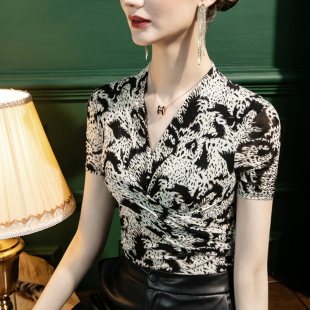 修身 洋气打底衫 2025秋季 复古印花亮丝夏装 新款 V领网纱T恤女短袖
