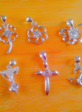 十字架蝴蝶足银锆石白色礼物吊坠