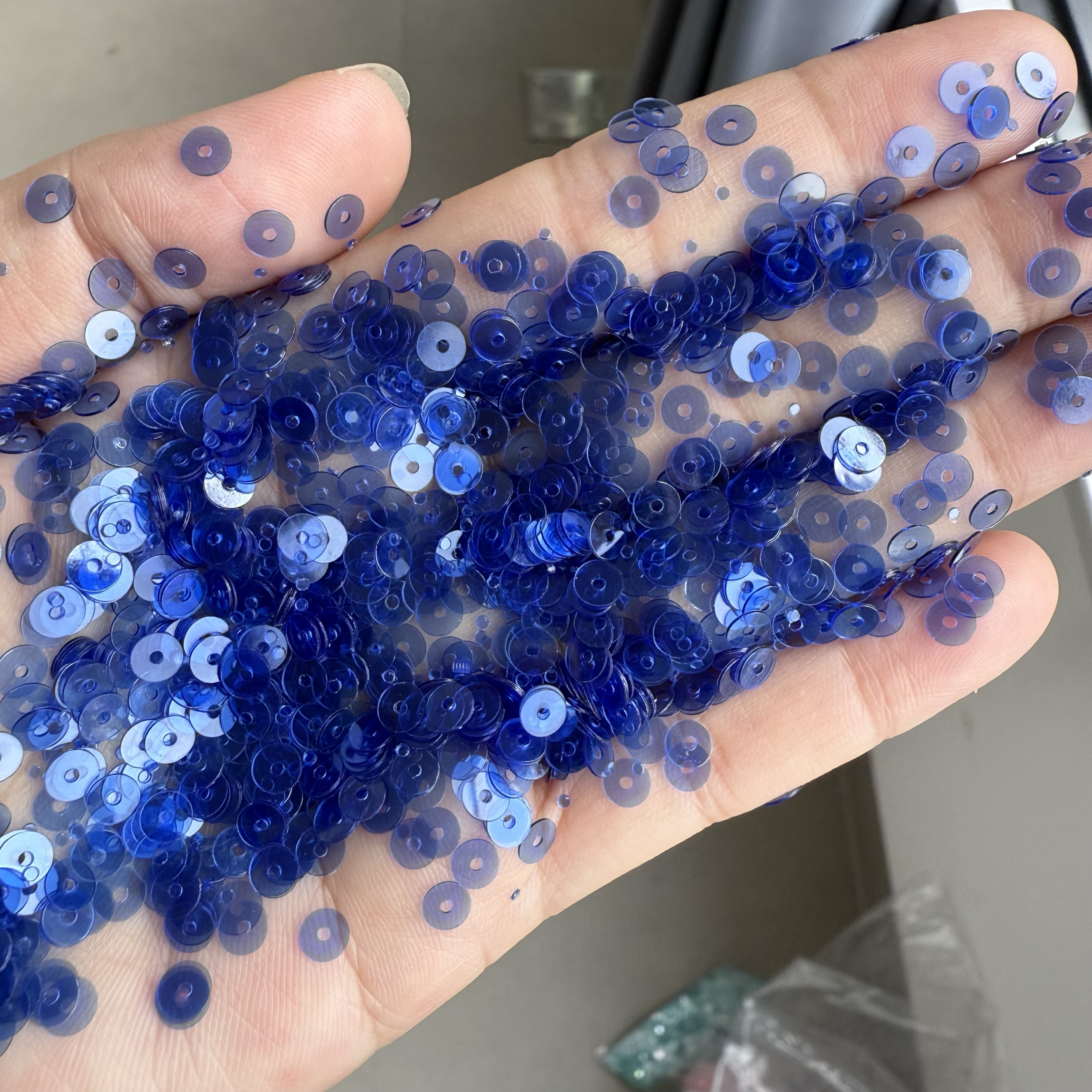 6mm-12mm蓝色圆形中孔亮片幻彩透明亮片小彩色亮片DIY珠片