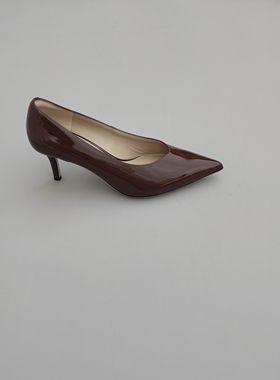 FEDERICA DI DONATO 2025新款法式优雅尖头细跟V口高跟鞋通勤单鞋