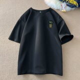 黑色