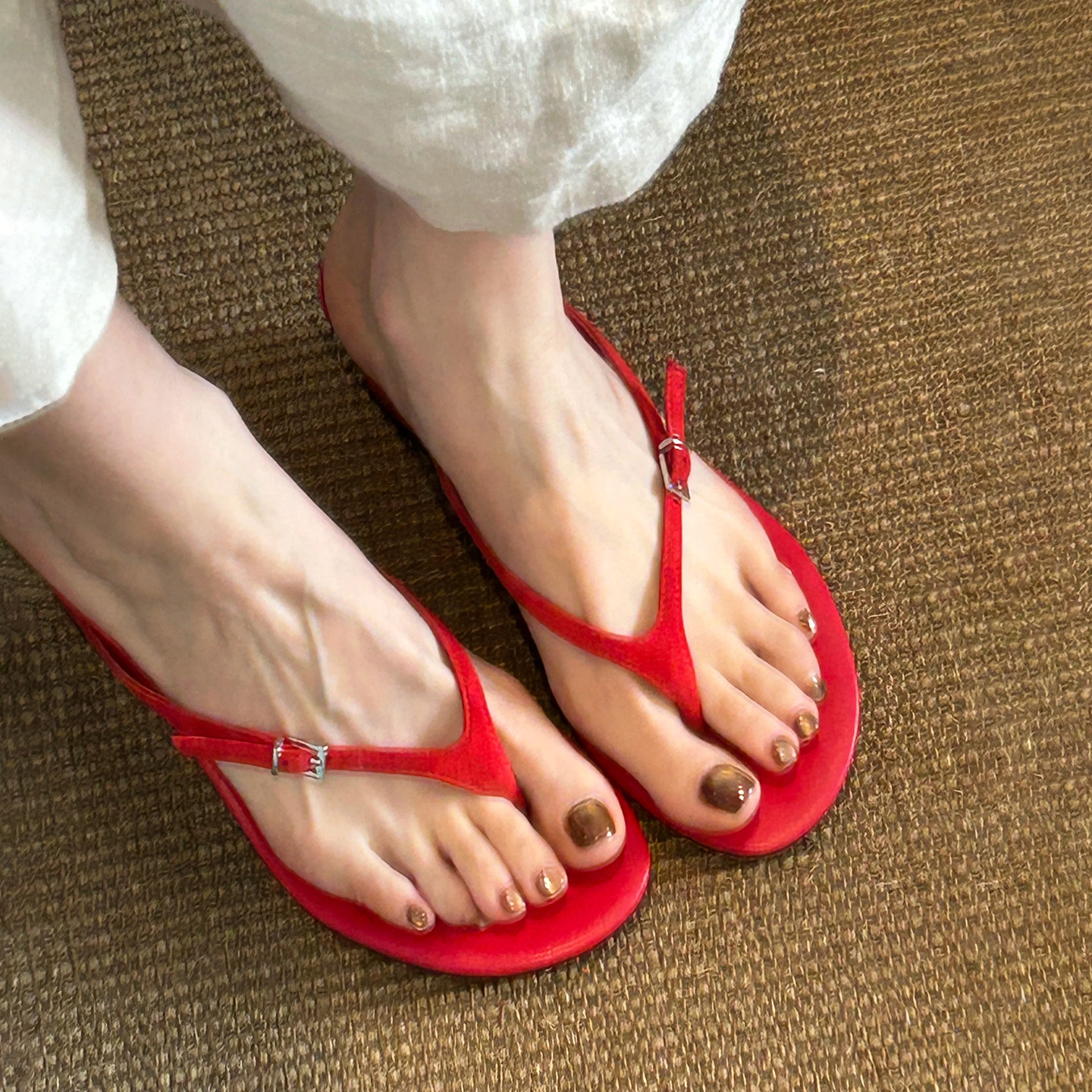 时尚绝美夹脚红色人字拖女夏外穿2026新款百搭坡跟搭扣夹趾凉拖鞋