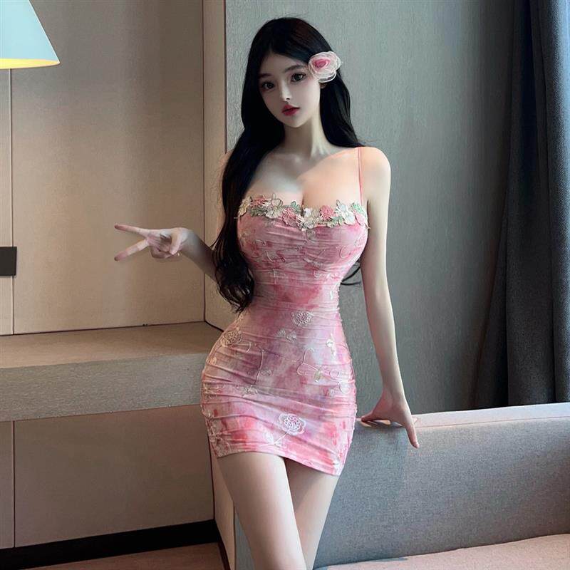 纯欲风粉色吊带网纱裙 性感包臀短连衣裙 夏日度假碎花连身裙 紧 - 实物图