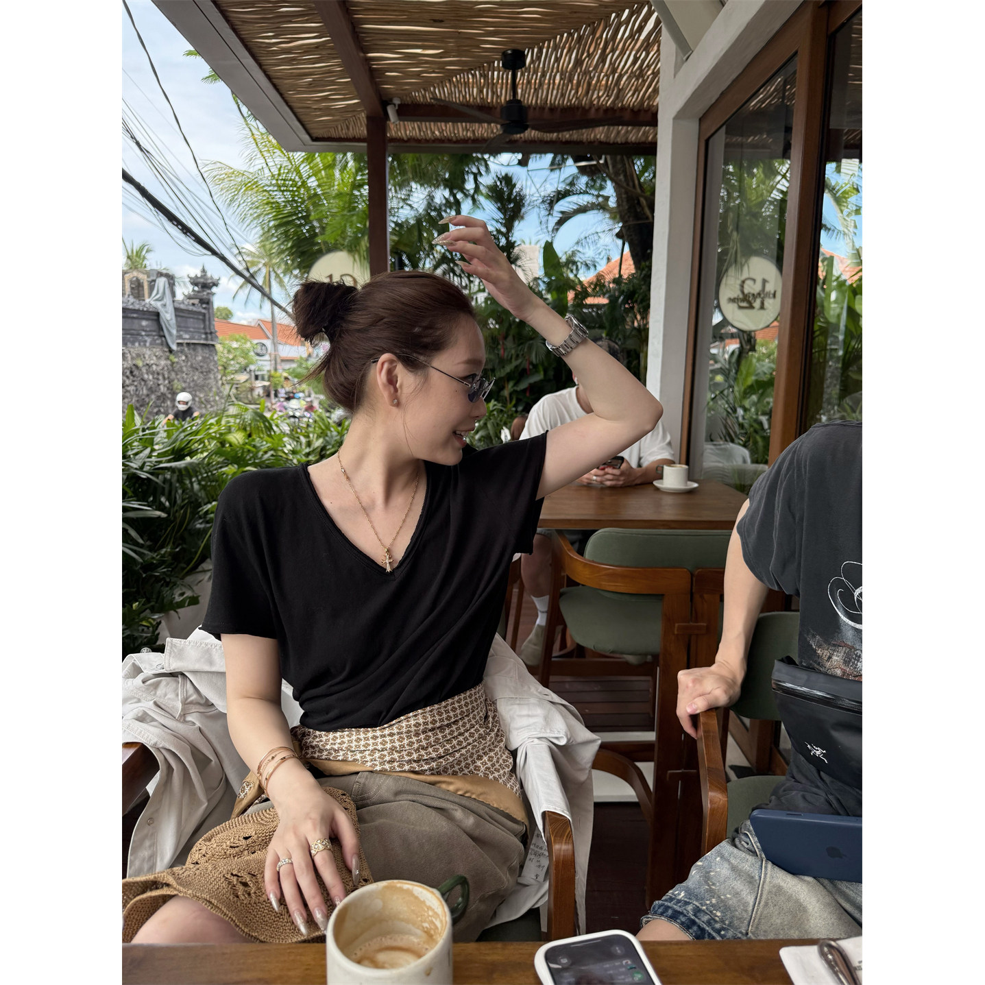 SHINE 韩国进口面料 万能T恤 随意搭配  露锁骨 V领两色短袖T恤