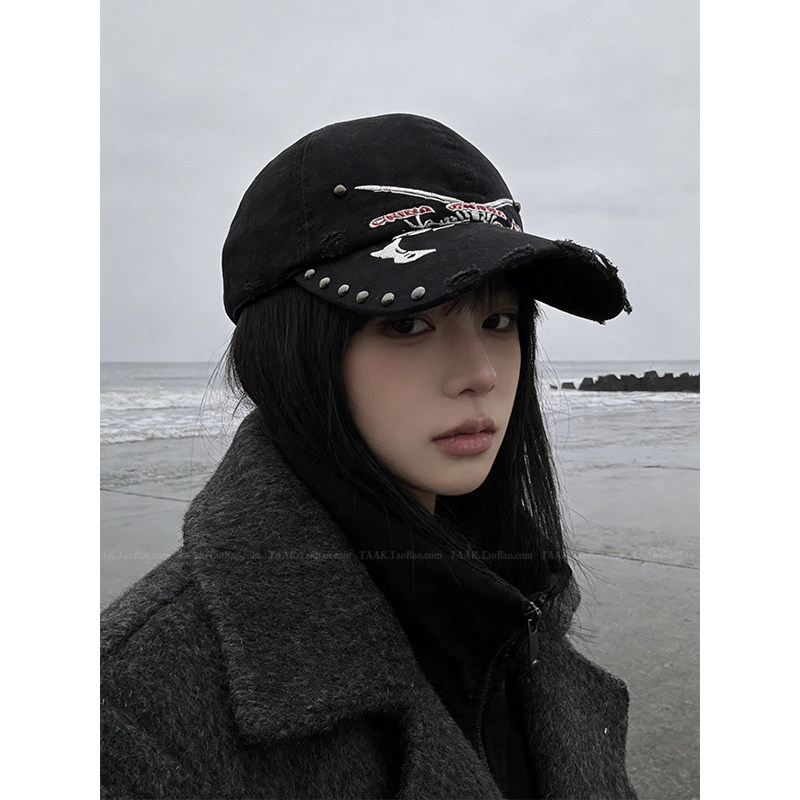 TAAK潮牌街头双枪铆钉鸭舌帽子女暗黑风个性辣妹刺绣字母棒球帽男
