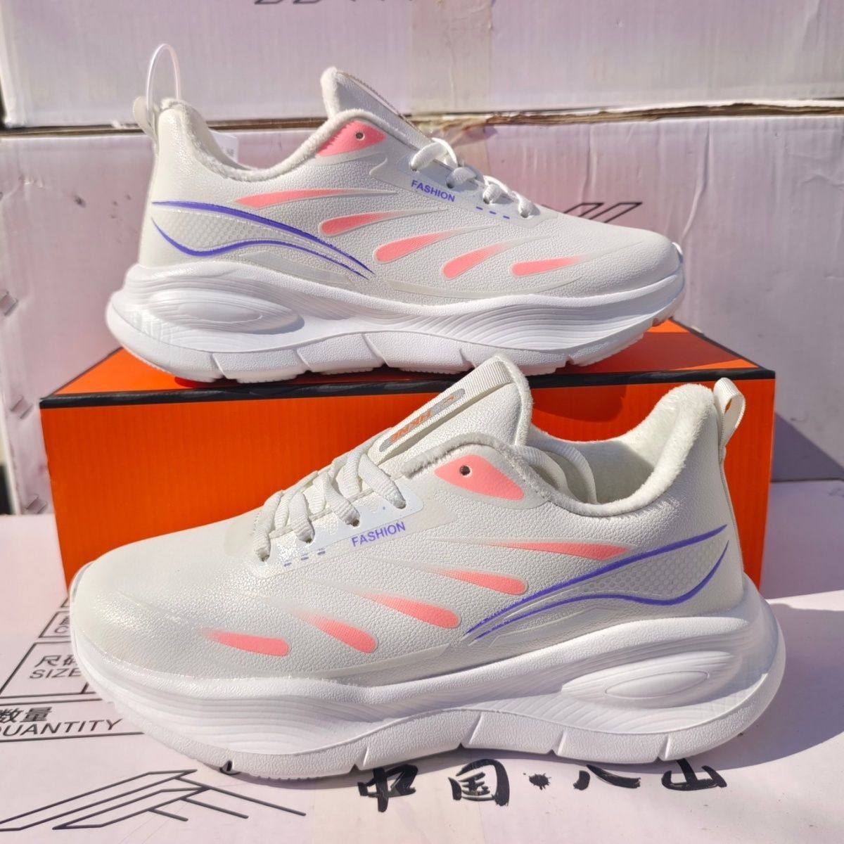 冬季防水皮面运动鞋女加绒棉鞋一双200克超轻软底跑步鞋体测考试