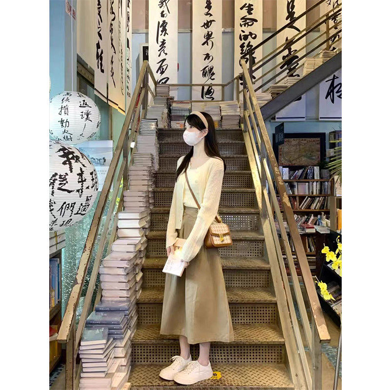 春装搭配一整套茶系温柔气质奶系穿搭秋天套装早春季女装连衣裙子