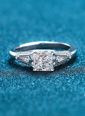 s925银镀18K金戒指女镶嵌公主方莫桑石镀pt950铂金介子简约气质