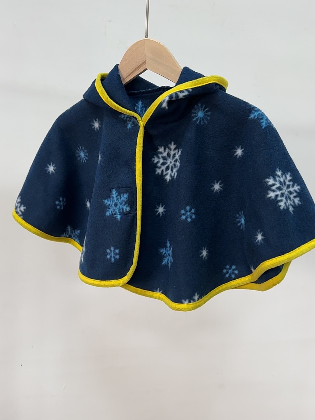 日单秋冬儿童披肩斗篷加绒轻便保暖连帽斗篷可爱摁扣方便斗篷披风