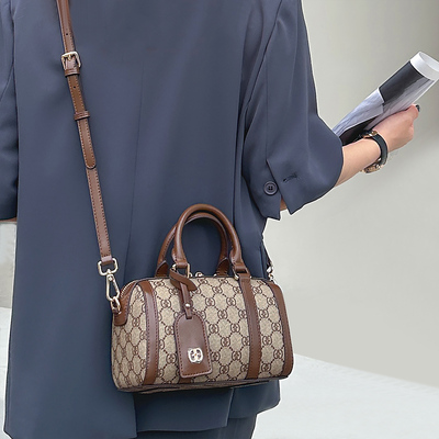 品牌真皮波士顿枕头包包女斜挎包2025新款高级感手提包百搭小包包