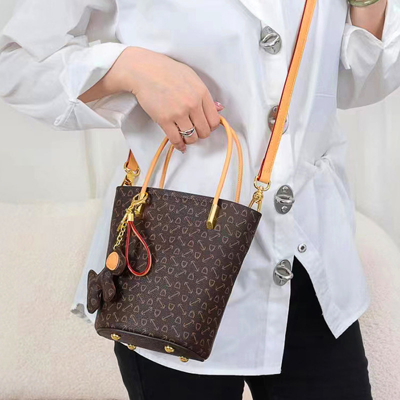 品牌女包真皮高级感单肩斜挎包2026新款时尚百搭水桶包小号薯条包