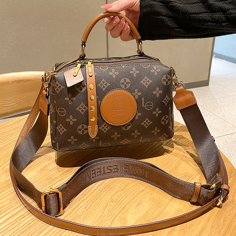 路易Le老花真皮女包2025新款休闲百搭手提枕头包单肩宽带斜挎包