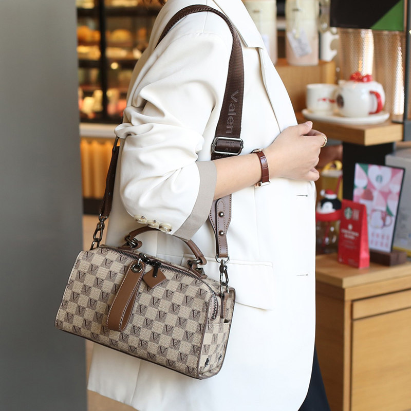 品牌真皮女包波士顿手提包枕头包女式2025新款高级感单肩斜挎包