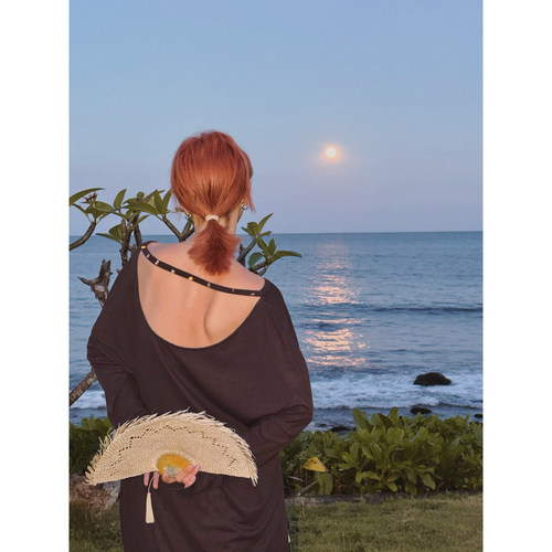 MOERSHOP “一穿就很有法式慵懒夏日”彩石装饰露背宽松防晒长袖T