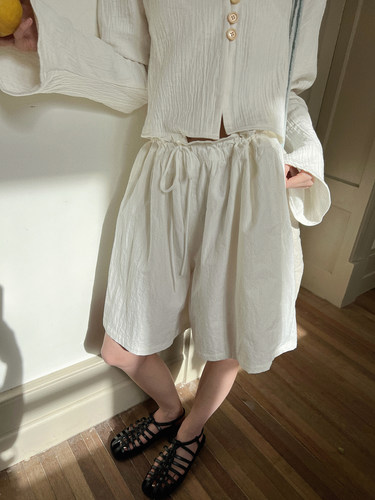 白色松紧腰抽绳阔腿休闲短裤