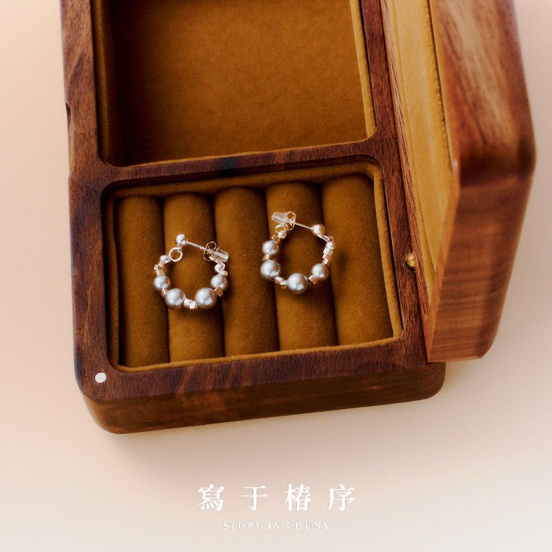 写于椿序灰色珍珠后挂耳环