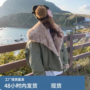 座山雕羊羔毛拼接军绿色派克羽绒服女冬超火好看加绒加厚工装外套
