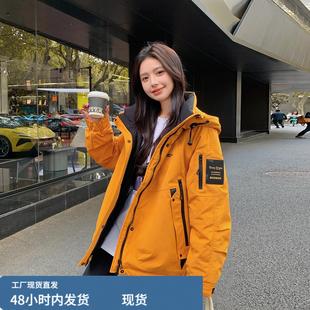橘黄色冲锋衣式羽绒服2025新款女冬季超好看短款工装拼接连帽外套