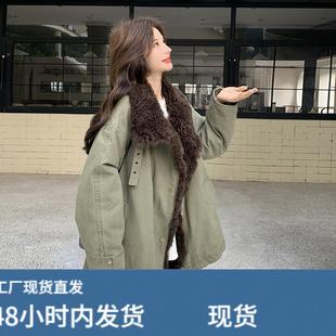 军绿色羊羔毛领拼接羽绒服女冬季2025新款高级感短款白鸭绒派克服