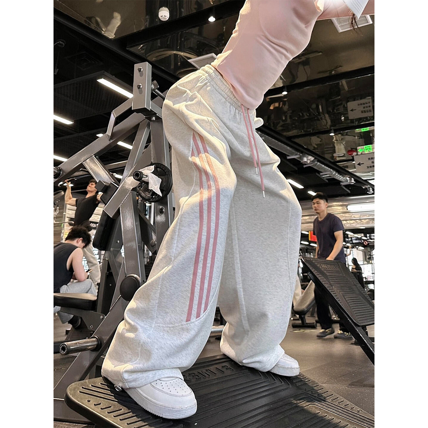 白色松弛感条纹运动裤女2026秋季新款高腰宽松显瘦阔腿裤休闲裤子图片