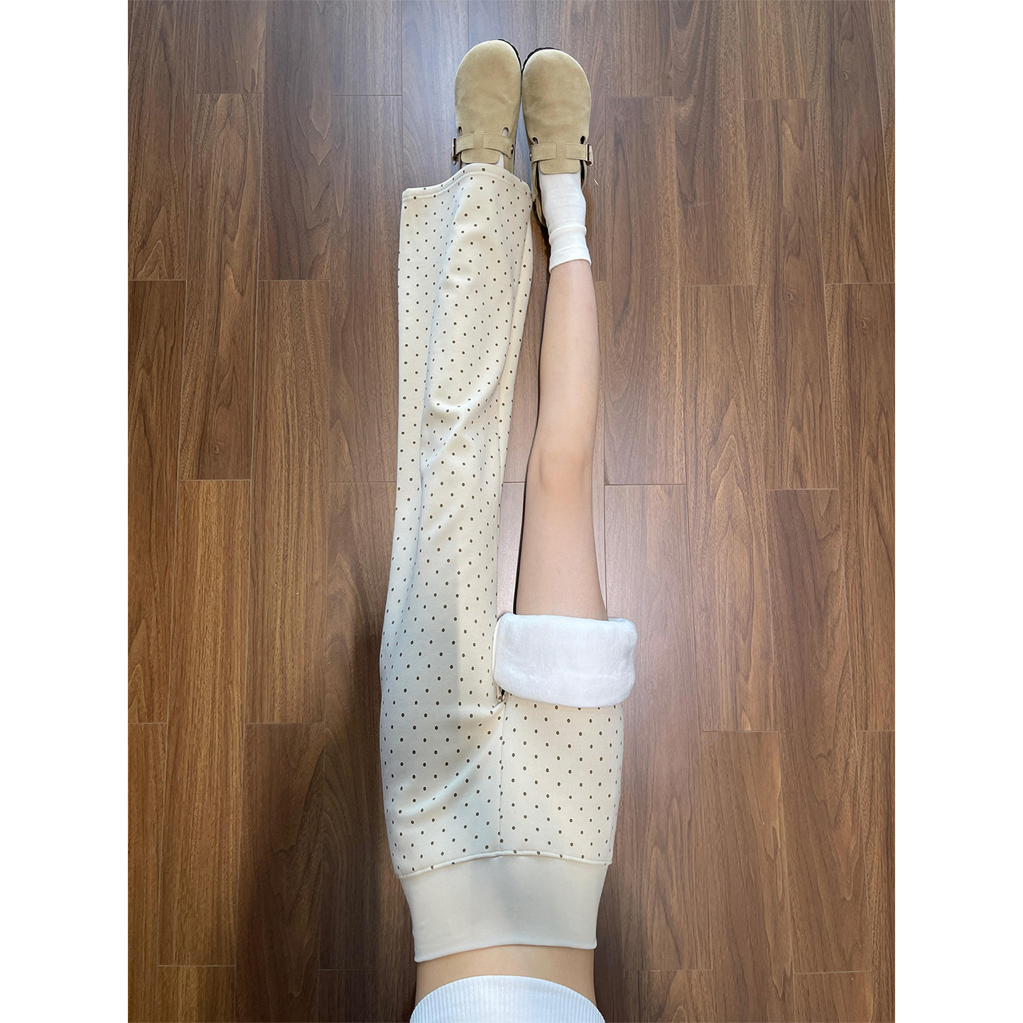 韩式杏色加绒波点微喇叭裤子女2026秋季新款高腰显瘦垂感休闲裤子