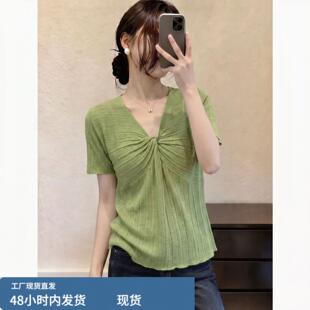 法式V领扭结牛油果绿冰丝针织女夏大码胖mm气质减龄显瘦短袖上衣