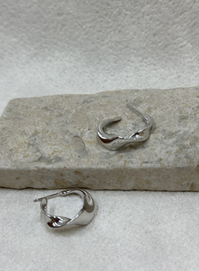 S925银镀白金海浪系列不规则百搭通勤中号耳圈RE003