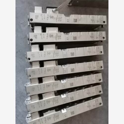 全新现货拆机穆尔MURR I/O总线模块。品相如图，功能正常。议价