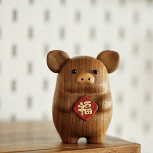 猪猪抱福实木可爱桌面工艺装 饰品摆件原上城原创设计日常送礼礼品