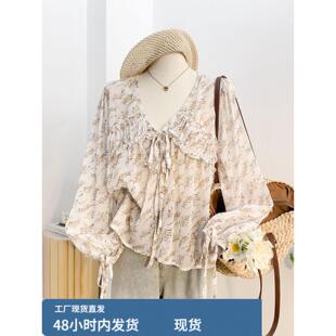 绝美巨好看的小衬衫女士2026春装新款上衣法式碎花V领灯笼袖衬衣