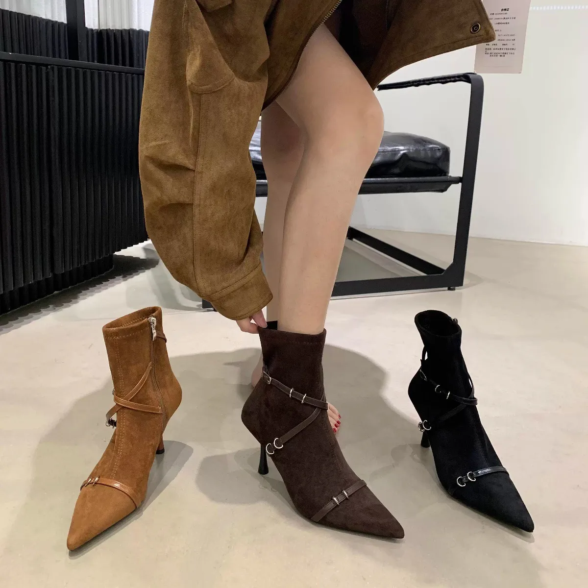 时尚尖头皮带扣细跟短筒骑士靴女韩版新款绒面高跟短靴弹力瘦瘦靴