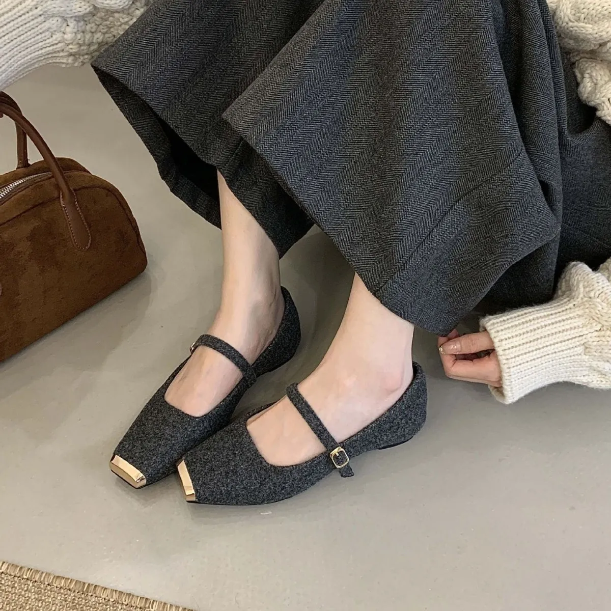 2025秋冬新款韩版气质呢子款一字扣带方头软底内增高单鞋