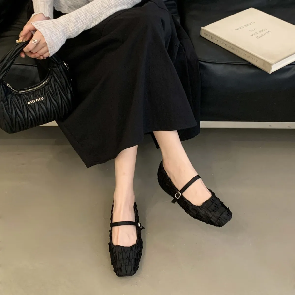 2025早秋新款名媛风气质款一字扣带方头内增高单鞋