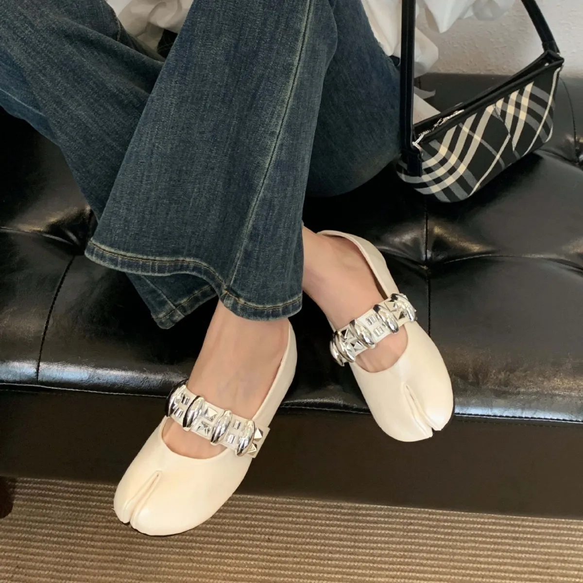 2025早秋新款时尚铆钉圆头浅口分趾内增高单鞋