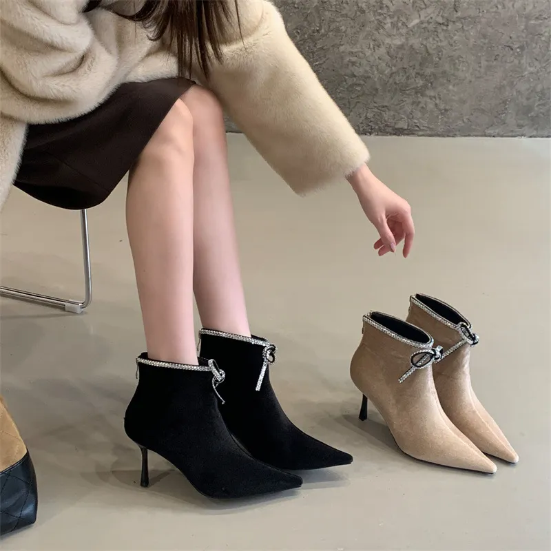 米庭时装靴法式水钻蝴蝶结高跟瘦瘦靴2025秋冬尖头后拉链气质短靴