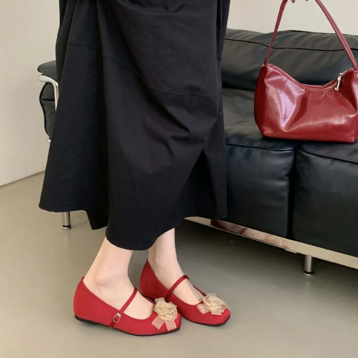 2025早秋新款韩版气质山茶花款一字带方头软底内增高单鞋