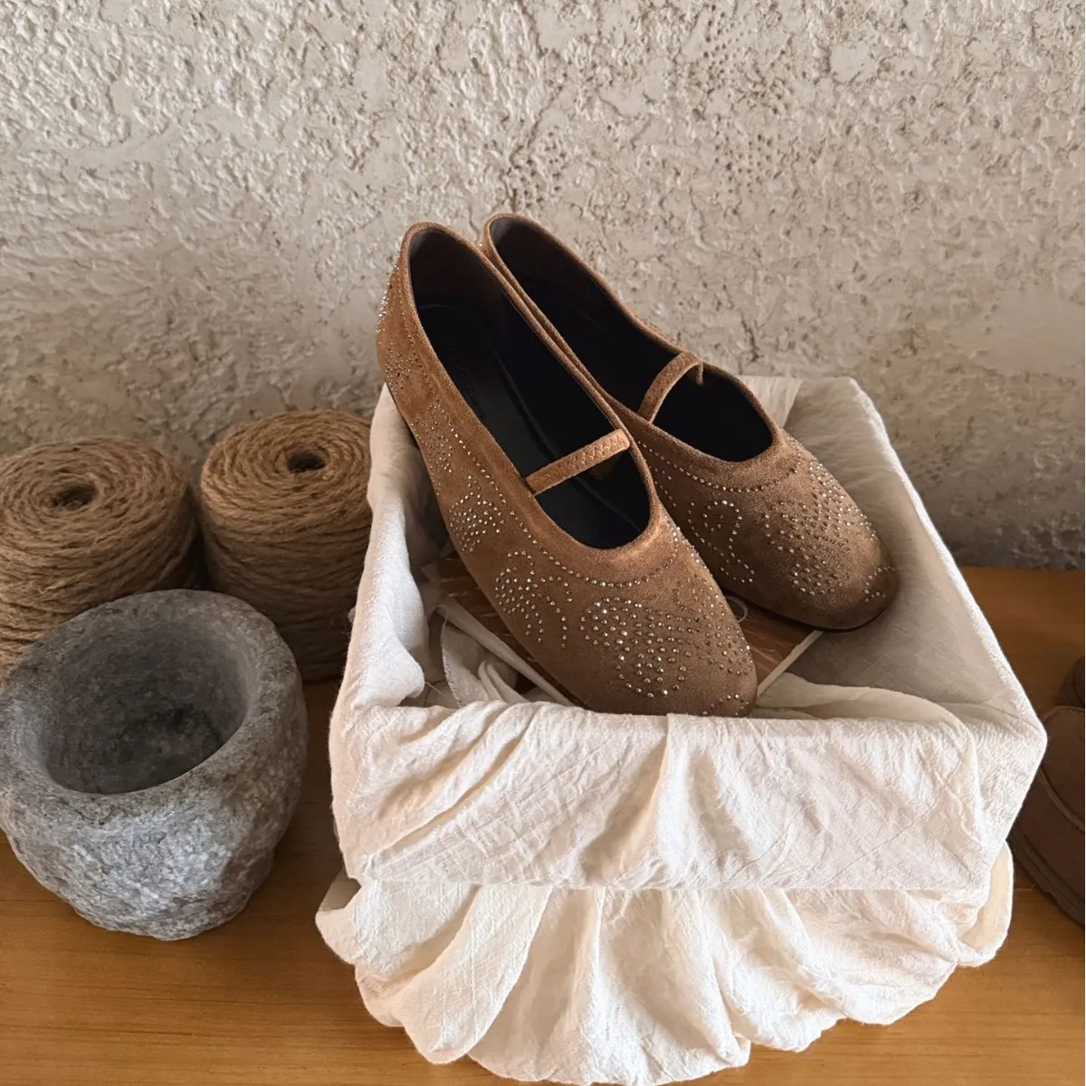 2025新款圆头一字带软底套脚水钻绣花平底豆豆女懒人女单鞋