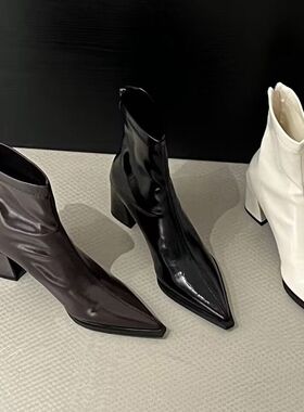 2025高跟尖头短靴女粗跟后拉链年新款秋冬季黑色漆皮高级感马丁靴