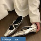 银色小方头浅口坡跟单鞋 羊皮版 芭蕾风交叉扣带玛丽珍女2025春季
