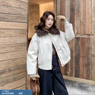 米白色羊羔毛翻领派克羽绒服女冬2025新款牛角扣羽绒内胆保暖外套