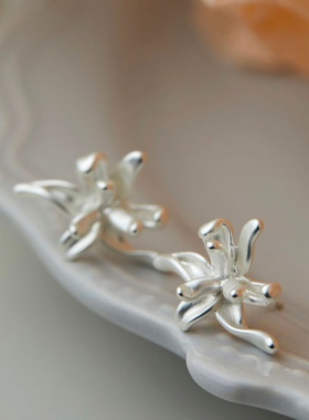 VOGUEESS鸢尾花液态金属花瓣哑银镶锆花朵小众独特设计耳钉夹基础