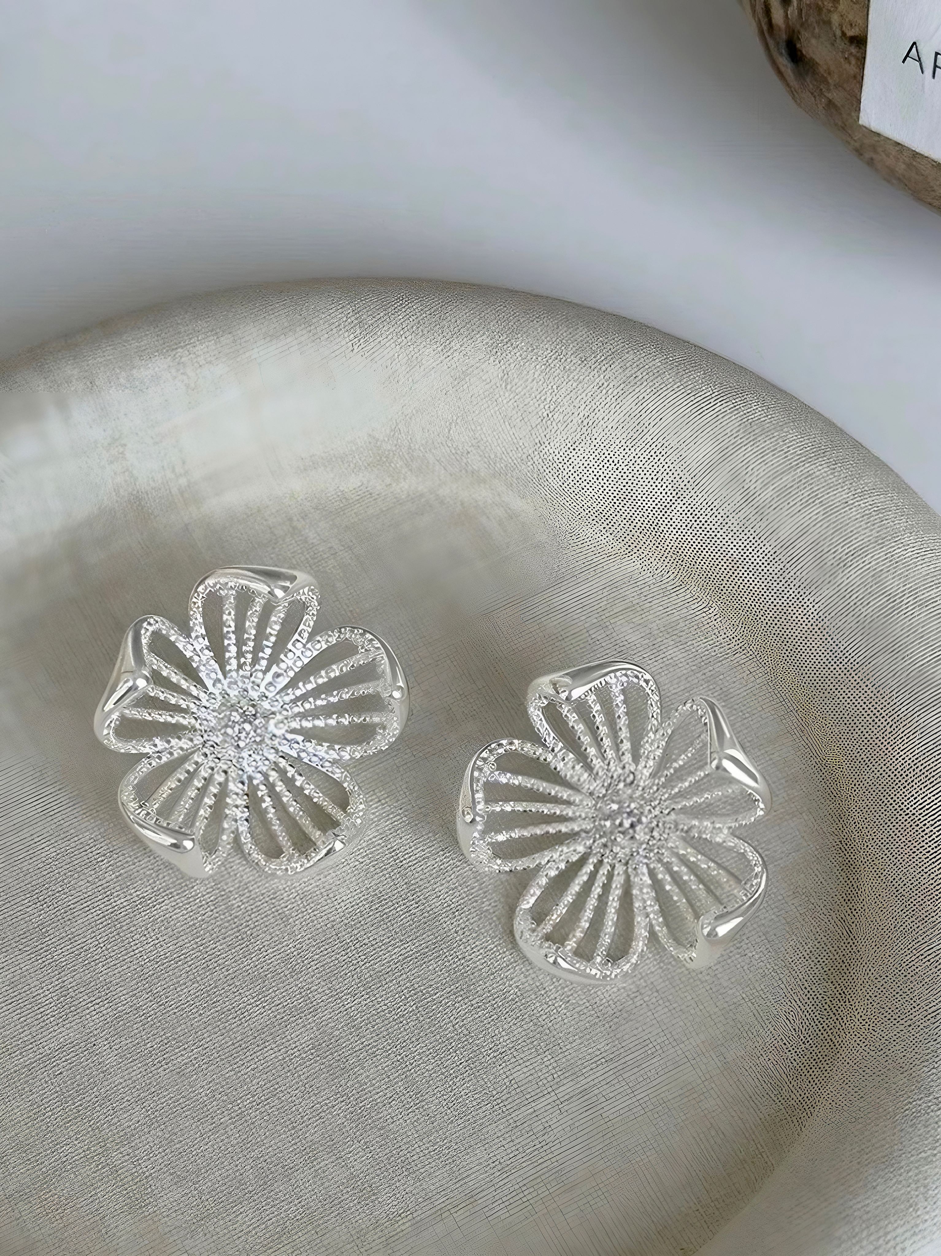 新中式夸张镂空花朵造型耳钉