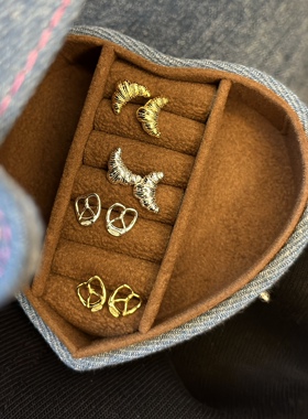 vogueess通体纯银碱水结牛角包耳钉环面包金银色法棍质感配饰时髦