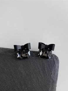 vogueess迪士尼出逃公主黑色彩晶蝴蝶结耳环设计感925银针耳环