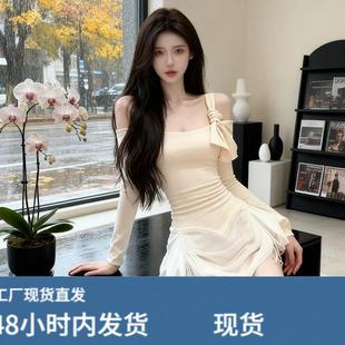 法式白色一字领露肩长袖连衣裙女秋冬新款氛围感收腰御姐穿搭短裙
