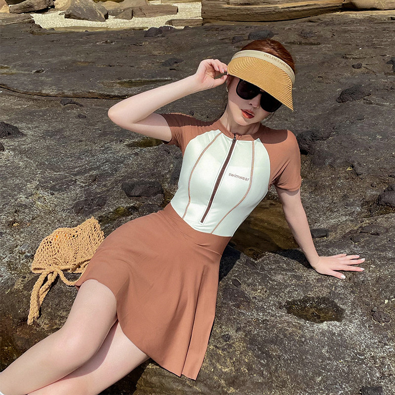 连体泳衣女士裙式2026新款泡温泉高级感运动夏遮肚保守显瘦游泳衣